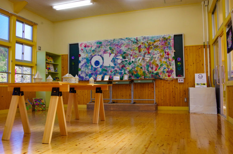 4年生教室には、真庭市を拠点に活動するアーティストグループ「Art Group mo」に所属するアーティストさんの作品が展示されていました。