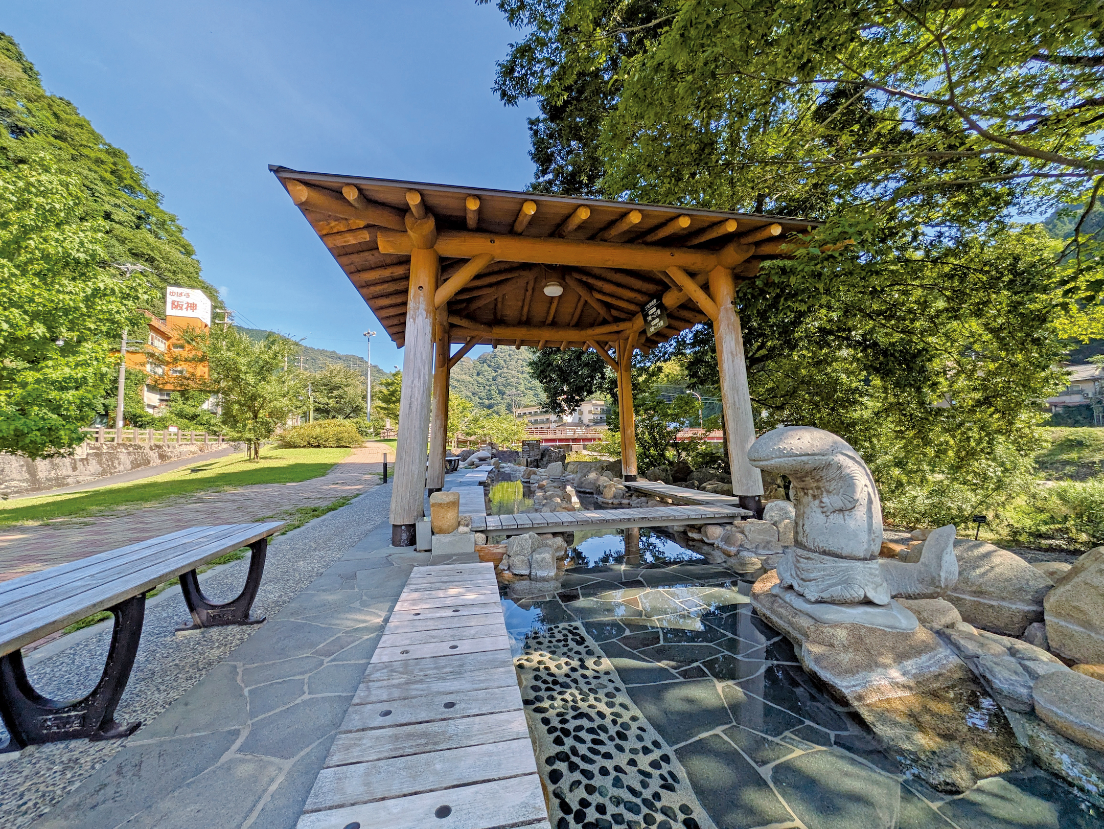 ゆばら湯っ足り広場